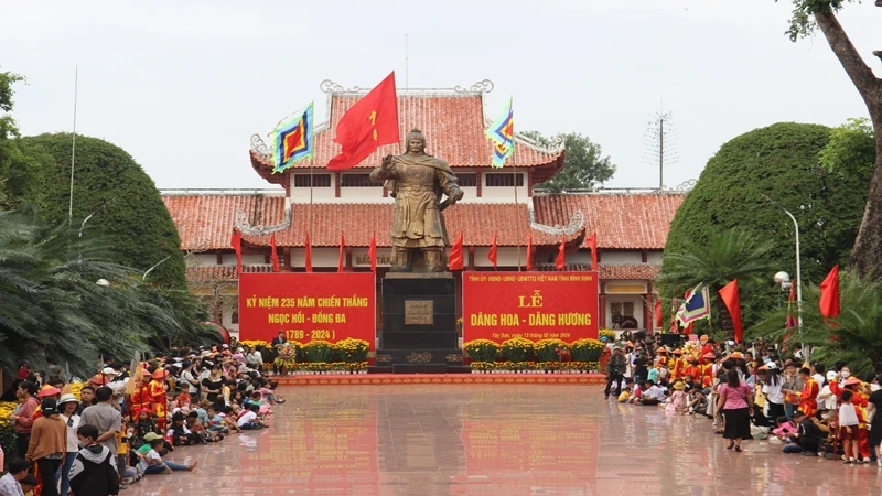 Đông đảo người dân và du khách về Bảo tàng Quang Trung trẩy hội.