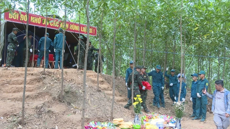 Tiễn đưa các anh hùng liệt sĩ hy sinh tại Cao điểm 174 về an táng tại Nghĩa trang liệt sĩ xã Ân Mỹ, huyện Hoài Ân.