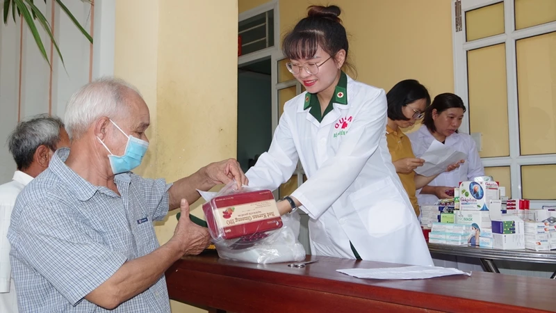 Dược sĩ Bộ đội Biên phòng tỉnh cấp phát thuốc miễn phí cho người dân.