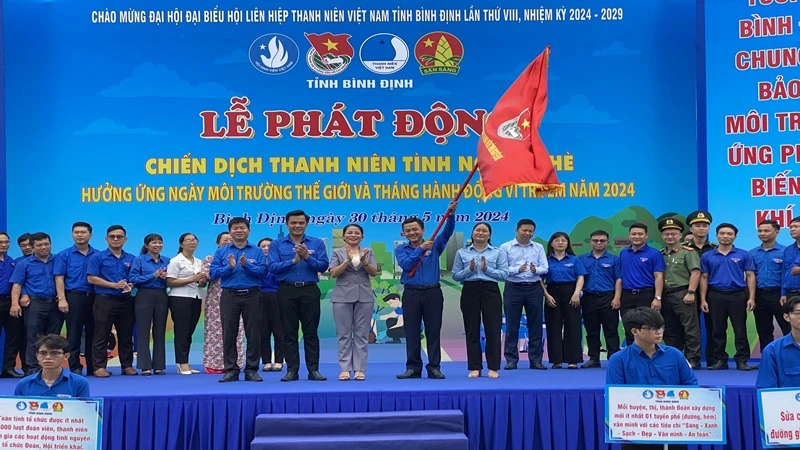 Bí thư Tỉnh đoàn Bình Định Nguyễn Thành Trung phất cờ phát động chiến dịch thanh niên tình nguyện hè 2024.