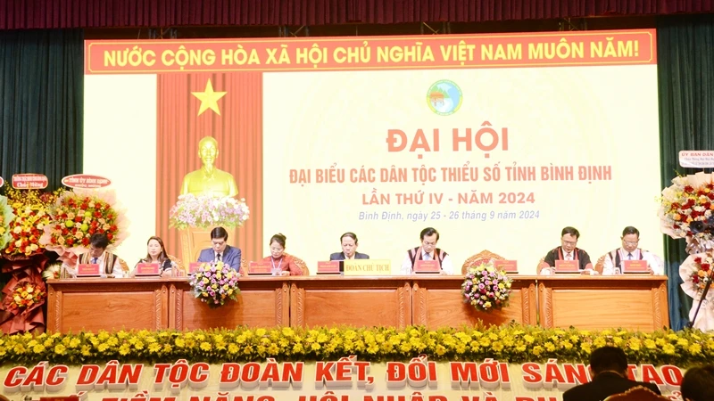 Đoàn chủ tịch điều hành đại hội.