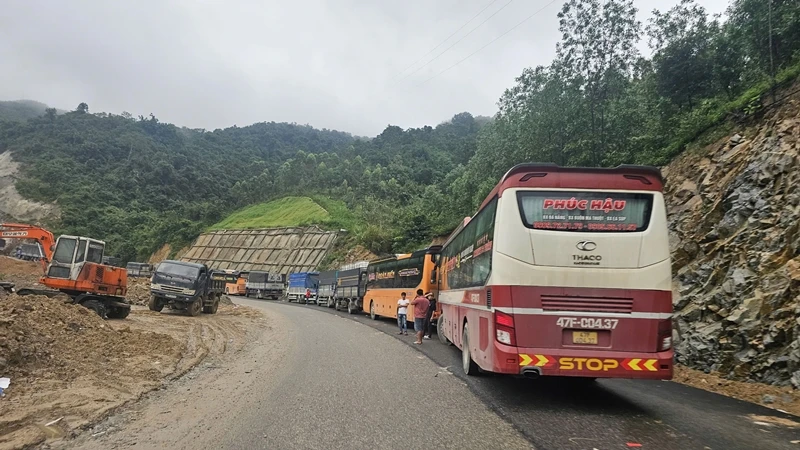 Nhiều phương tiện không thể di chuyển, xếp hàng kéo dài trên đèo An Khê.