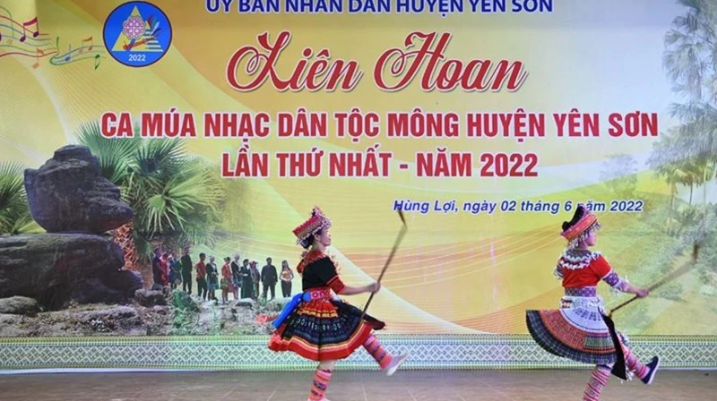Tiết mục biểu diễn múa sênh tiền tại Liên hoan ca múa nhạc dân tộc H’Mông huyện Yên Sơn (Tuyên Quang).