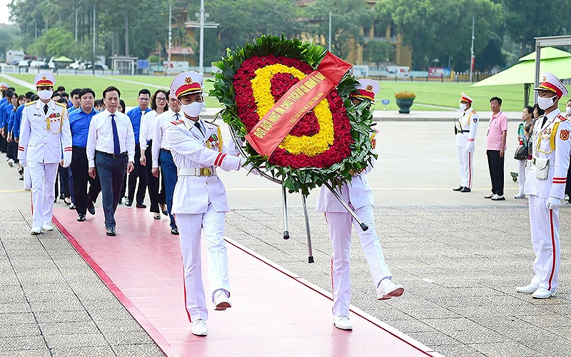 Vòng hoa của Đoàn mang dòng chữ “Đời đời nhớ ơn Chủ tịch Hồ Chí Minh vĩ đại”.