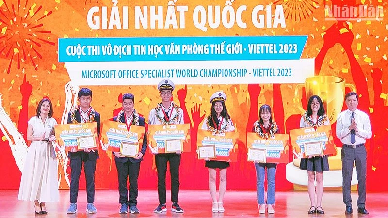 Đồng chí Nguyễn Minh Triết (ngoài cùng bên phải) và đại diện các đơn vị liên quan trao giải nhất quốc gia cho 6 quán quân MOSWC - Viettel 2023.