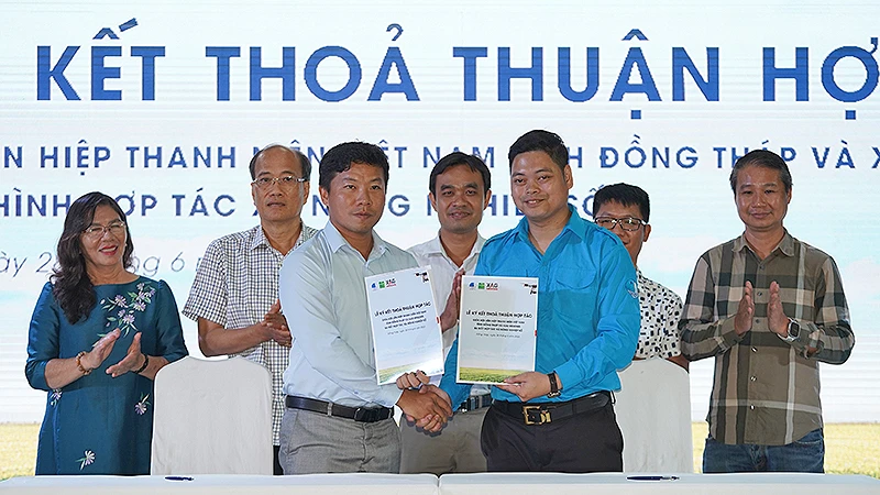 Đại diện Hội Liên hiệp Thanh niên Việt Nam tỉnh Đồng Tháp và XAG Mekong trao biên bản ký kết phối hợp.