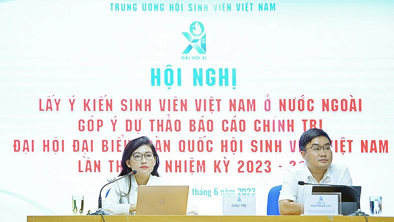 Các đồng chí đại diện Trung ương Hội Sinh viên Việt Nam điều hành Hội nghị.