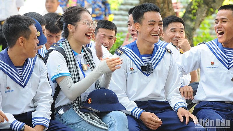 Đại biểu Hành trình "Sinh viên với biển, đảo Tổ quốc" năm 2023 giao lưu cùng hạ sĩ quan, chiến sĩ trẻ huyện Trường Sa (tỉnh Khánh Hòa).
