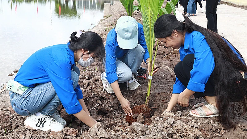 Đoàn viên, thanh niên Ninh Bình thực hiện các công trình tình nguyện trong khuôn khổ Ngày cao điểm.