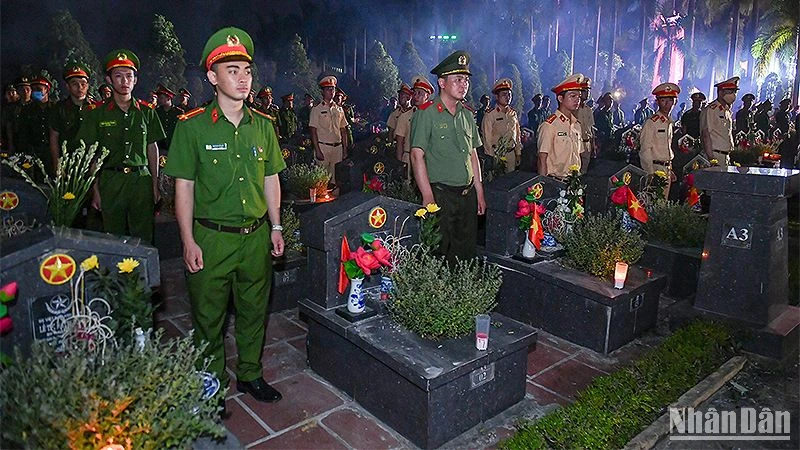 Cán bộ, chiến sĩ trẻ lực lượng vũ trang tham gia Lễ thắp nến tri ân các anh hùng liệt sĩ cấp Trung ương năm 2023. (Ảnh: THÀNH ĐẠT)