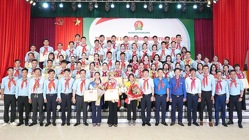 Ban tổ chức Trại huấn luyện Kim Đồng toàn quốc năm 2023 khu vực miền bắc trao bằng khen, chứng nhận kỷ lục chuyên môn tặng các trại sinh tiêu biểu.