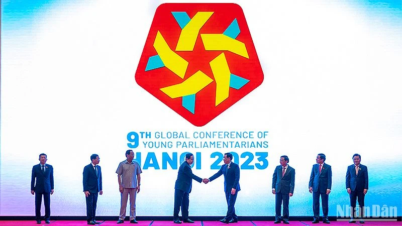 Chủ tịch Quốc hội Vương Đình Huệ và các đại biểu thực hiện nghi thức nhấn nút công bố logo, bộ nhận diện, trang web Hội nghị Nghị sĩ trẻ toàn cầu lần thứ 9. (Ảnh: Duy Linh)