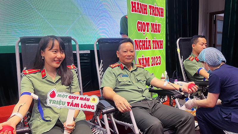 Đại tá Phạm Thanh Hùng, Phó Giám đốc Công an thành phố Hà Nội (ở giữa) tham gia hiến máu tình nguyện trong khuôn khổ Lễ phát động Hành trình.