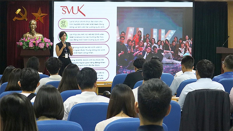 Các bạn trẻ lắng nghe chia sẻ từ đại diện Hội Sinh viên Việt Nam tại Vương quốc Anh trong khuôn khổ chương trình.