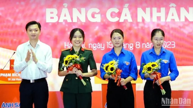 Bí thư Trung ương Đoàn, Chủ tịch Hội Sinh viên Việt Nam Nguyễn Minh Triết (ngoài cùng bên trái) chúc mừng các thí sinh giành giải nhất, nhì và ba chung cuộc của bảng đấu cá nhân. 