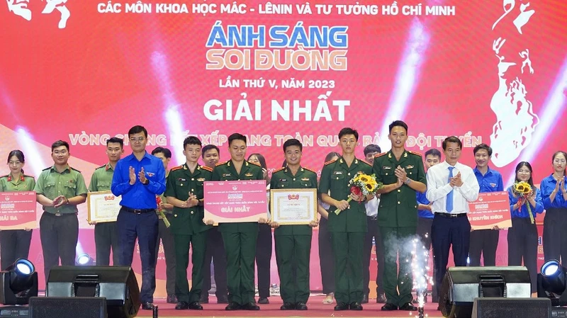 Đội tuyển Ban Thanh niên Quân đội trong khoảnh khắc đăng quang ngôi vô địch Hội thi. 