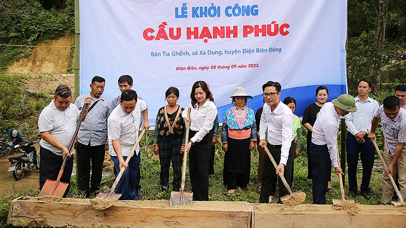 Ban tổ chức khởi công công trình "Cầu hạnh phúc" tại xã Xa Dung (huyện Điện Biên Đông, tỉnh Điện Biên).