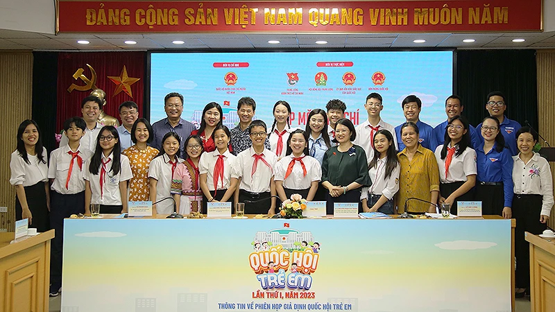 Các thành viên Ban tổ chức, đại diện đại biểu Phiên họp giả định "Quốc hội trẻ em" lần thứ nhất. 