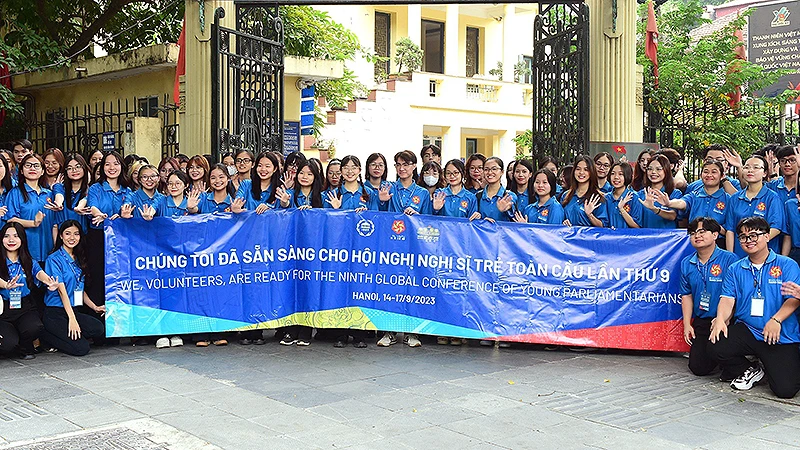 Các liên lạc viên, tình nguyện viên Hội nghị nghị sĩ trẻ toàn cầu lần thứ 9 chụp ảnh lưu niệm trước trụ sở Trung ương Đoàn.