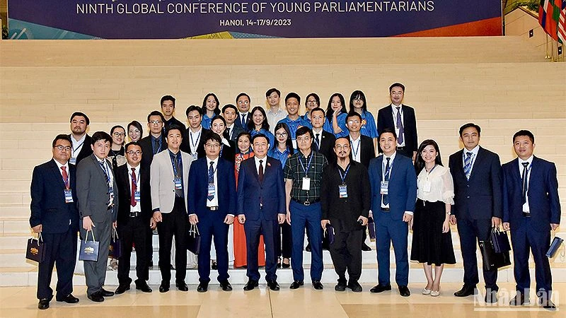 Chủ tịch Quốc hội Vương Đình Huệ cùng đại diện Ban tổ chức Hội nghị và các đại biểu thanh niên Việt Nam tiêu biểu.