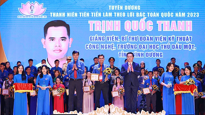 Các đồng chí Nguyễn Trọng Nghĩa, Bùi Quang Huy (từ phải qua, hàng đầu) trao phần thưởng tặng các "Thanh niên tiên tiến làm theo lời Bác" toàn quốc lần thứ VII.