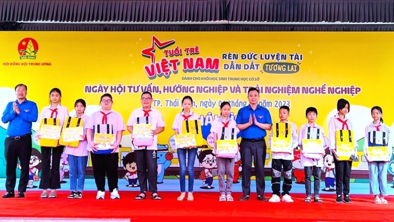 Ban tổ chức trao quà tặng học sinh Thái Bình có hoàn cảnh khó khăn. 