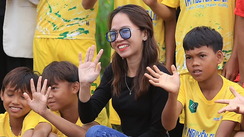 Nguyễn Trúc Phương cùng các em nhỏ của dự án "Gieo ước mơ bóng đá".