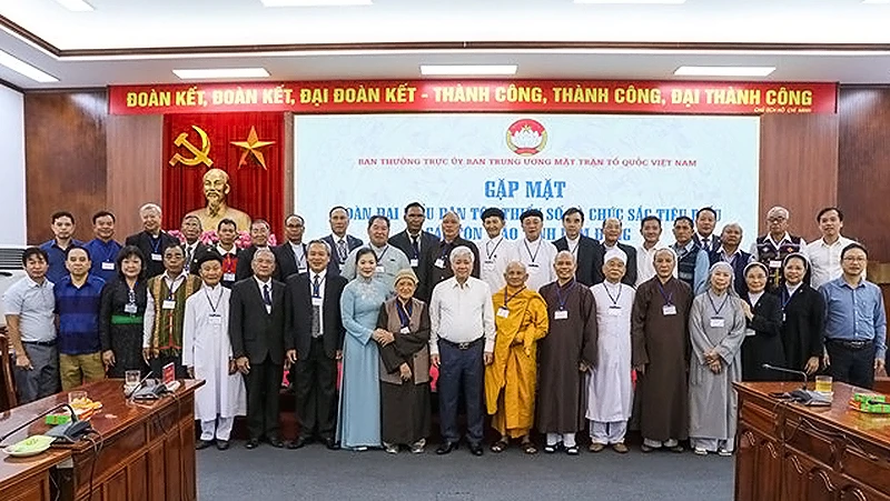 Chủ tịch Ủy ban Trung ương Mặt trận Tổ quốc Việt Nam Đỗ Văn Chiến và Đoàn đại biểu dân tộc thiểu số, chức sắc tiêu biểu các tôn giáo tỉnh Lâm Đồng tại buổi gặp mặt.