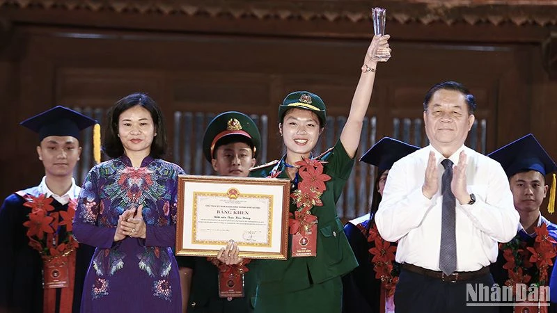 Các đồng chí Nguyễn Trọng Nghĩa và Nguyễn Thị Tuyến (lần lượt thứ nhất và ba từ phải sang) trao phần thưởng tặng các thủ khoa xuất sắc của Thủ đô năm 2023 tại buổi lễ.