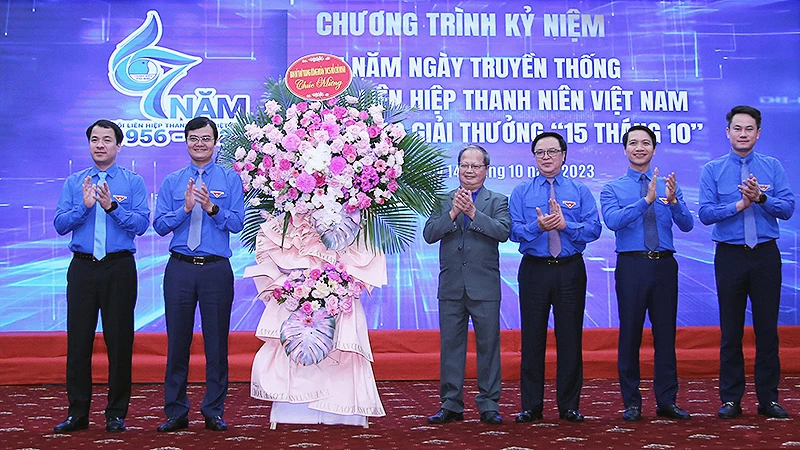 Đồng chí Bùi Quang Huy (thứ 2 từ trái sang) đại diện Ban Bí thư Trung ương Đoàn Thanh niên Cộng sản Hồ Chí Minh trao lẵng hoa chúc mừng các đồng chí lãnh đạo, nguyên lãnh đạo Hội Liên hiệp Thanh niên Việt Nam các thời kỳ tại buổi lễ.
