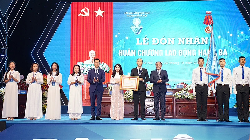 Hội Sinh viên thành phố Hà Nội đón nhận Huân chương Lao động hạng Ba tại Đại hội.