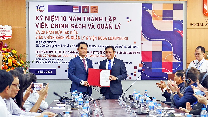 Phó Giám đốc Đại học Quốc gia Hà Nội Phạm Bảo Sơn (bên trái) trao quyết định công nhận Viện Chính sách và Quản lý là trung tâm nghiên cứu trọng điểm định hướng nghiên cứu ứng dụng giai đoạn 2023-2028. 