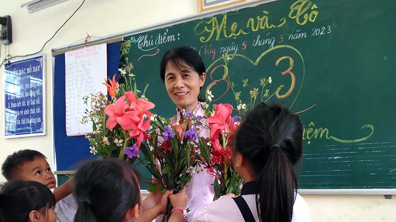 Cô giáo Nguyễn Thị Ngà, đại biểu có thâm niên công tác nhiều nhất trong số 58 giáo viên được vinh danh tại chương trình "Chia sẻ cùng thầy cô" năm 2023.