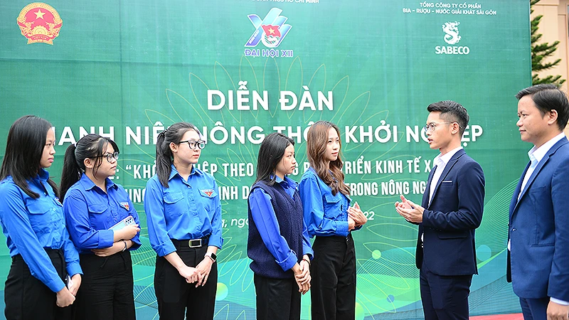 Các gương mặt trẻ giành Giải thưởng Lương Định Của trò chuyện với đoàn viên, thanh niên địa phương về khởi nghiệp, lập nghiệp.