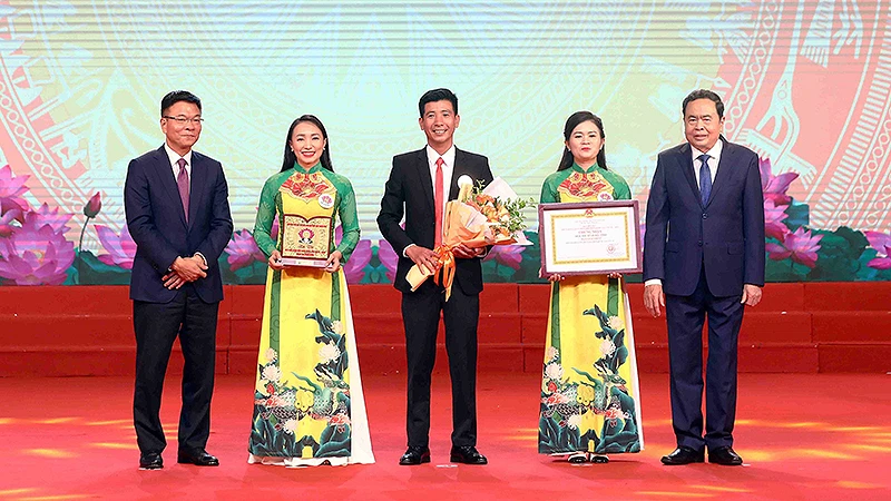 Các đồng chí Trần Thanh Mẫn, Lê Thành Long (thứ nhất và thứ 5 từ phải qua) trao giải nhất tặng đại diện đội Hà Tĩnh.