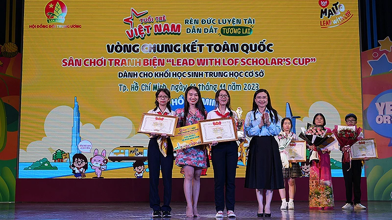 Bí thư Trung ương Đoàn Thanh niên Cộng sản Hồ Chí Minh, Chủ tịch Hội đồng Đội Trung ương Nguyễn Phạm Duy Trang (bên phải) trao giải nhất tặng đại diện Trường Trung học cơ sở Tùng Thiện Vương. 