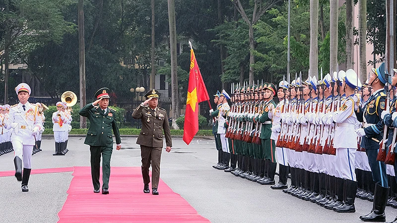 Đại tướng Phan Văn Giang và Đại tướng Tea Seiha duyệt Đội danh dự Quân đội nhân dân Việt Nam.