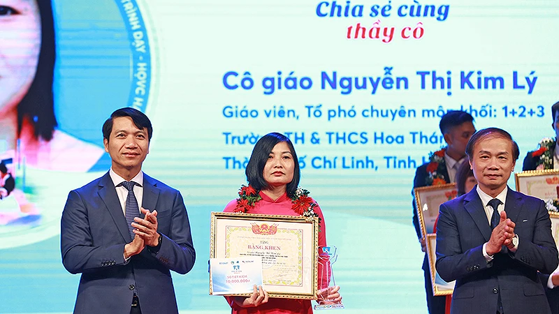 Cô giáo Nguyễn Thị Kim Lý nhận Bằng khen của Trung ương Hội Liên hiệp Thanh niên Việt Nam trong khuôn khổ chương trình "Chia sẻ cùng thầy cô" năm 2023. 