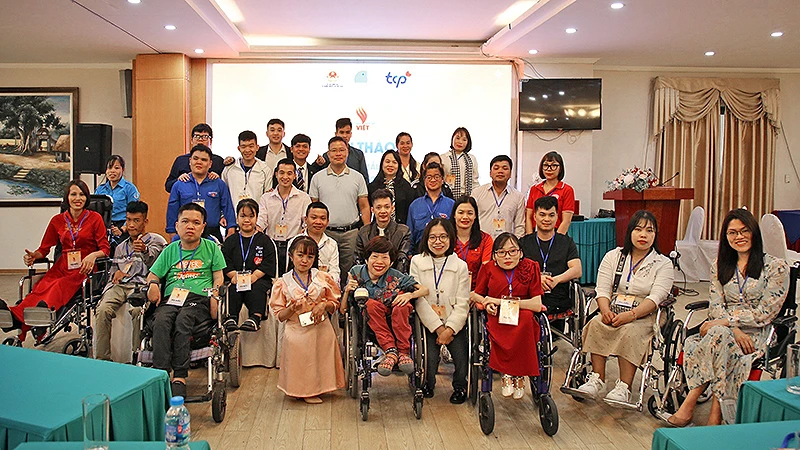 Các đại biểu thanh niên khuyết tật và đại diện các bộ, ngành, đoàn thể cùng chuyên gia tại Hội thảo.