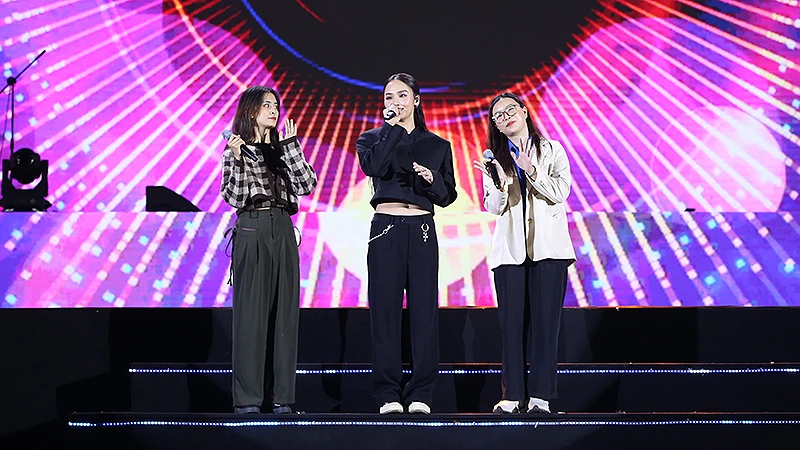 Ca sĩ Miu Lê (giữa) xuất hiện tại Đêm nhạc “Thanh niên công nhân - Lan tỏa năng lượng tích cực”.