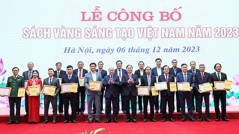 Chủ tịch Ủy ban Trung ương Mặt trận Tổ quốc Việt Nam Đỗ Văn Chiến (thứ 6 từ trái sang, hàng đầu) trao chứng nhận và Sách vàng Sáng tạo Việt Nam năm 2023 tặng các tác giả, đại diện nhóm tác giả.