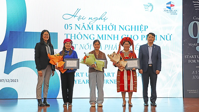 Ban Tổ chức trao các giải thưởng tặng những học viên tiêu biểu của Dự án tại Hội nghị.