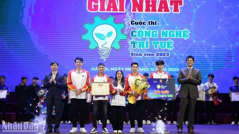 Bí thư Trung ương Đoàn, Chủ tịch Hội Sinh viên Việt Nam Nguyễn Minh Triết (ngoài cùng bên trái) trao giải nhất tặng các thí sinh Trường Đại học Kỹ thuật công nghiệp Thái Nguyên (Đại học Thái Nguyên).