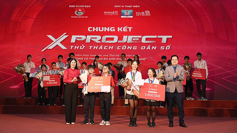 Đại diện Ban tổ chức cuộc thi trao giải Nhất tặng 2 đội XWarriors và CAKE.