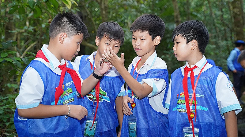 Các em nhỏ háo hức khám phá khi tham gia "Hành trình cùng Mizu bảo vệ môi trường" tại Vườn quốc gia Cát Tiên.