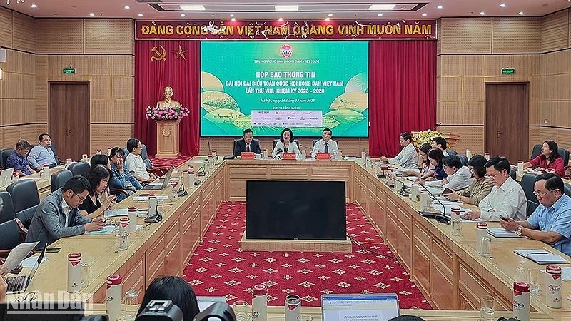 Đại diện lãnh đạo Trung ương Hội Nông dân Việt Nam cung cấp thông tin tại buổi họp báo.