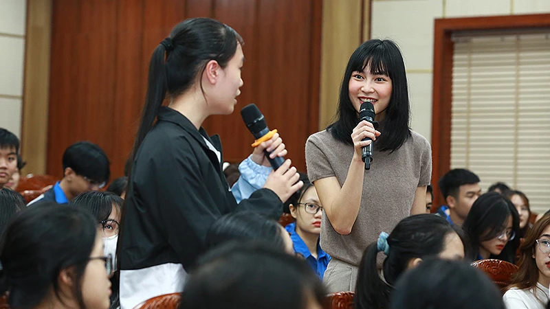 Helly Tống (bên phải) giao lưu với các bạn trẻ tại sự kiện phát động chiến dịch "Cùng Gen G sống Xanh đi".