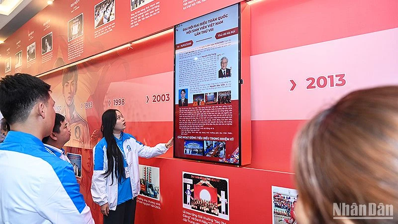 Tại khu vực "Bức tường lịch sử", các đại biểu có thể dịch chuyển màn hình để được cung cấp các thông tin tương ứng với mỗi giai đoạn phát triển của Hội Sinh viên Việt Nam.