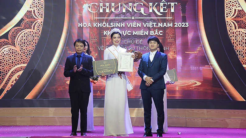 Đại diện Ban tổ chức Cuộc thi trao giải Hoa khôi sinh viên khu vực miền Bắc tặng thí sinh Nguyễn Phương Nguyên.