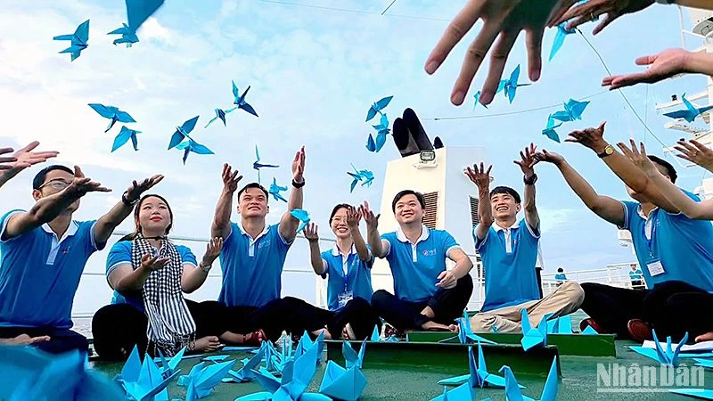 Chủ tịch Hội Sinh viên Việt Nam khóa XI Nguyễn Minh Triết (thứ 5 từ trái sang) cùng các đại biểu Hành trình "Sinh viên với biển, đảo Tổ quốc" năm 2023.